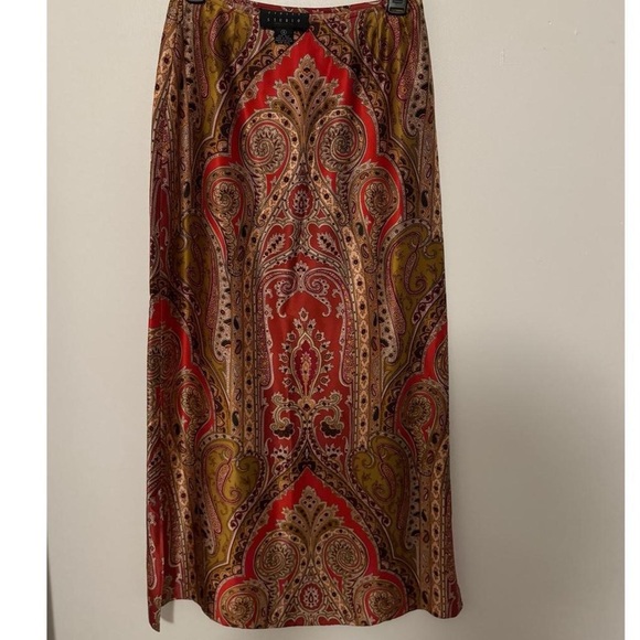 Elegant Paisley Red Skirt - Picture 3 of 6